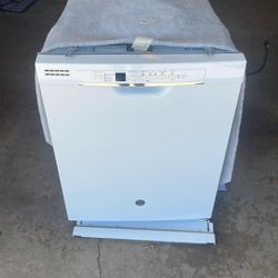 GE Dishwasher GDF530PGM0WW For Parts Only
