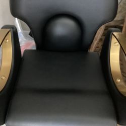 Salon/Barber High Adjustable Chair Like New Asking $200.