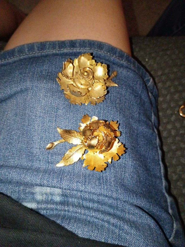 Vintage Warner Day & Night Mechanical Rose Flower Brooch.
Design: This mechanical brooch features a rose design with petals that open and close, mimi