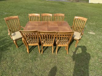 Dining room Set 8 Chairs and A Leaf.