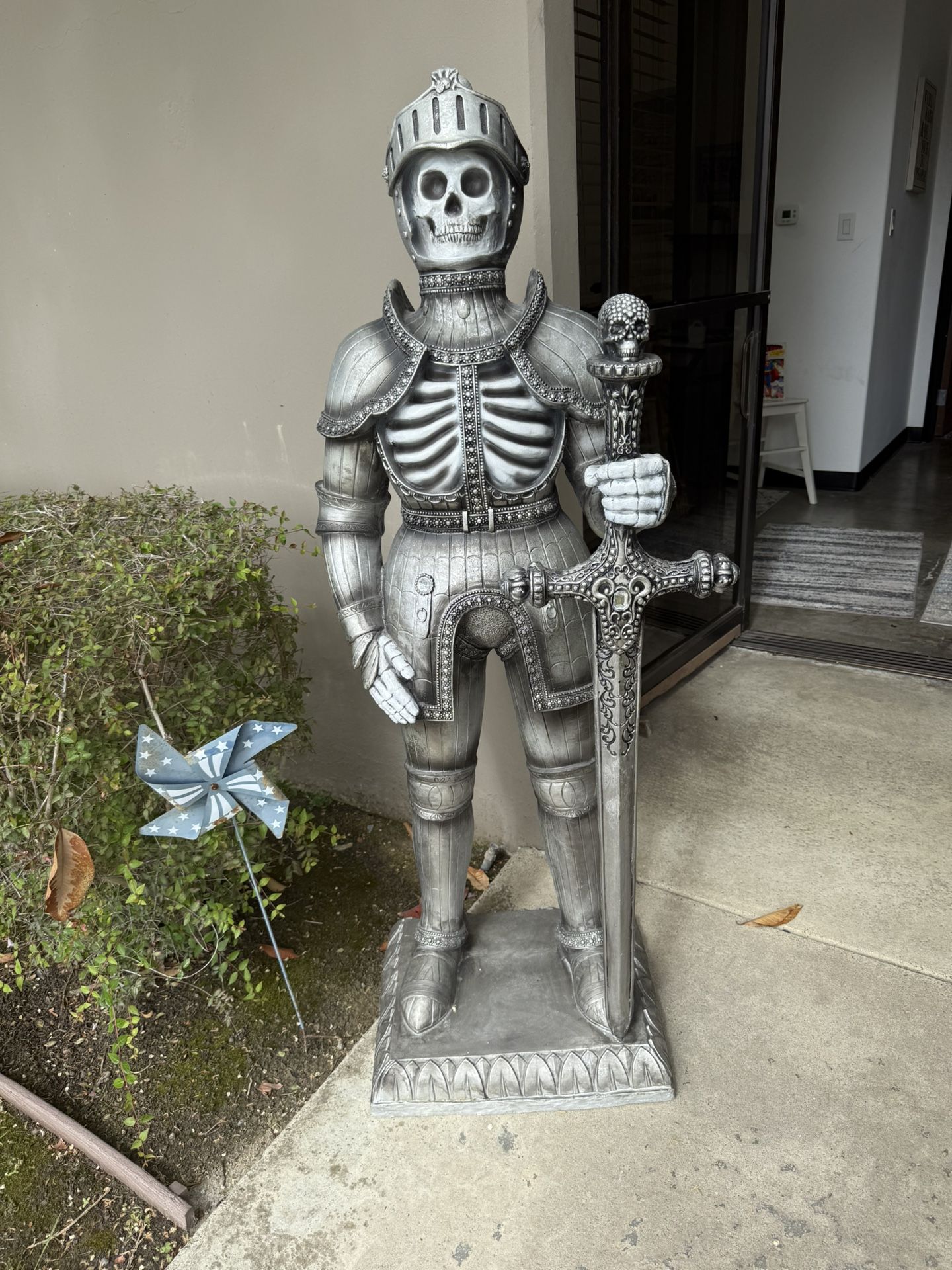 5β Knighted Skeleton Statue