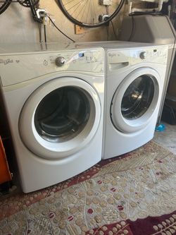 Whirlpool Duet Washer and Gas Dryer Stackable Set