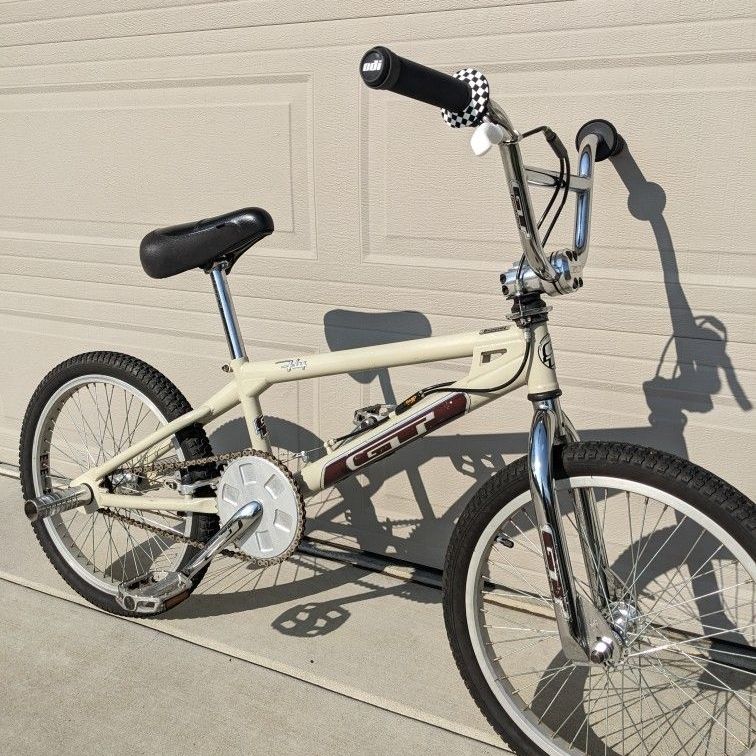 gt fly bicycle GT BMX Bike Fly Freestyle(Mid School) All GT Original for Sale in Elk  Grove, CA