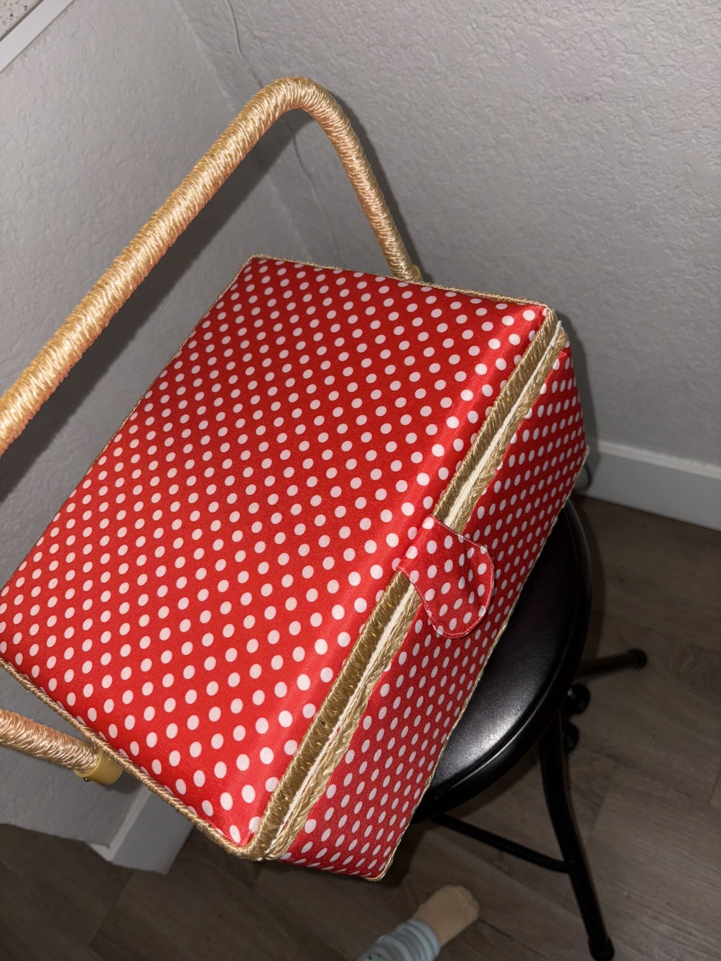 Sewing kit/Box With Thread