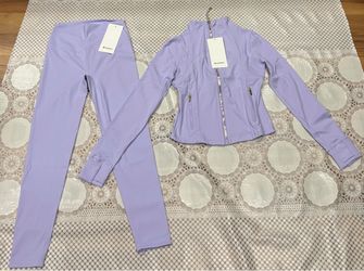 Light purple Lululemon set with gold zipper