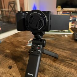 SONNY ZV-E10 VLOG CAMERA WITH TRIPOD