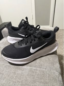 Nikes shoes women size 9