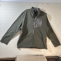  Like new olive green North Face lightweight full zip fleece jacket in great condition. Men’s size L
