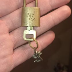  Louis Vuittonpurse Lock