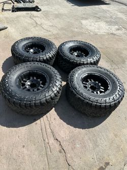 Jeep Wrangler JK Wheels and Tires set 37x13.5 r17