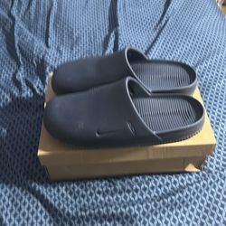 navy blue nike clogs