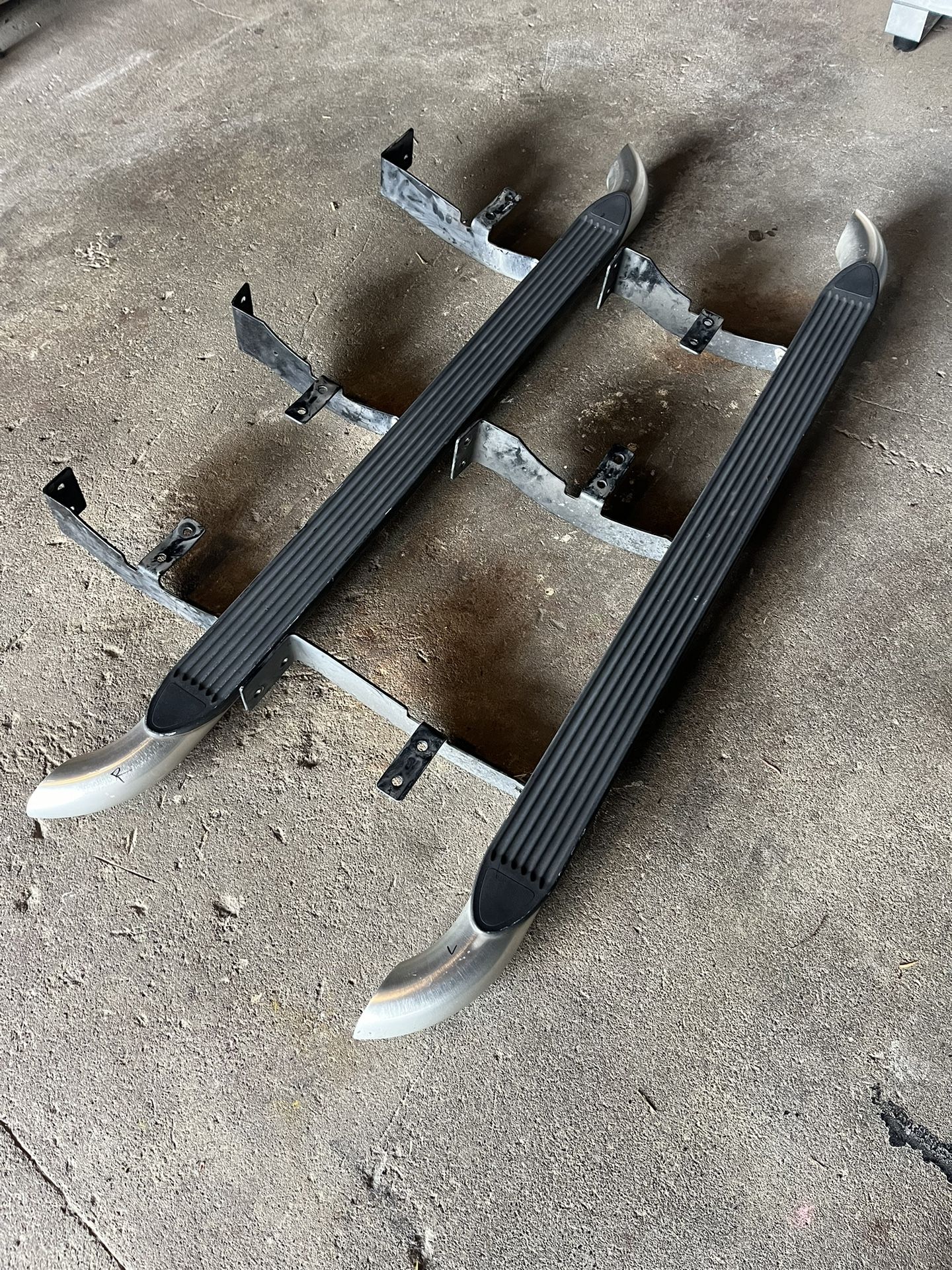 Side steps midsize truck