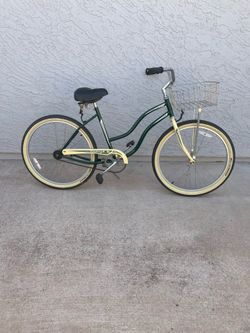 Woman’s / Girls 26 inch Excellent Condition Raleigh Retroglide single sped Beach Cruiser with Basket and newer tires / tubes
