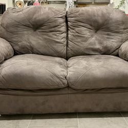 Loveseat + FREE Sofa = 200$ ( Includes 2 Couch Covers )