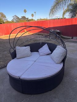 Outdoor Round Wicker Daybed with Canopy