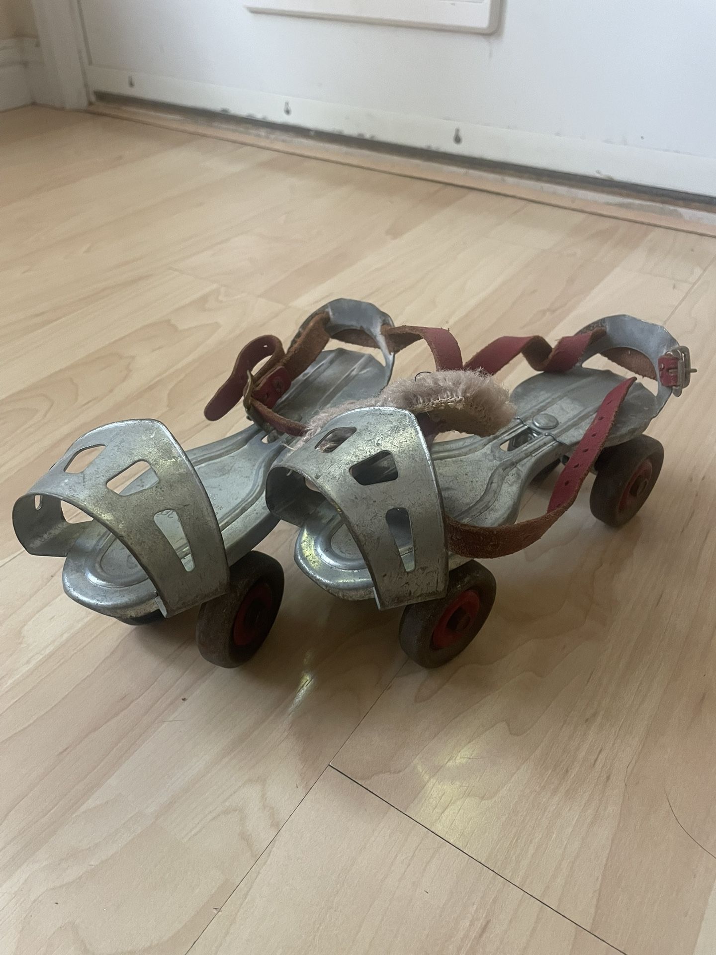 Vintage Globe skate corp. Metal Skates Model No. 30
