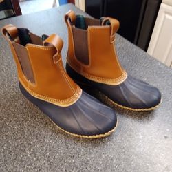 WOMEN'S. LANDS END. DUCK BOOTS. SZ.  8.5.   NEW NEVER WORN. RETAIL 119.00. SELLING. PRICE. 30 .OO