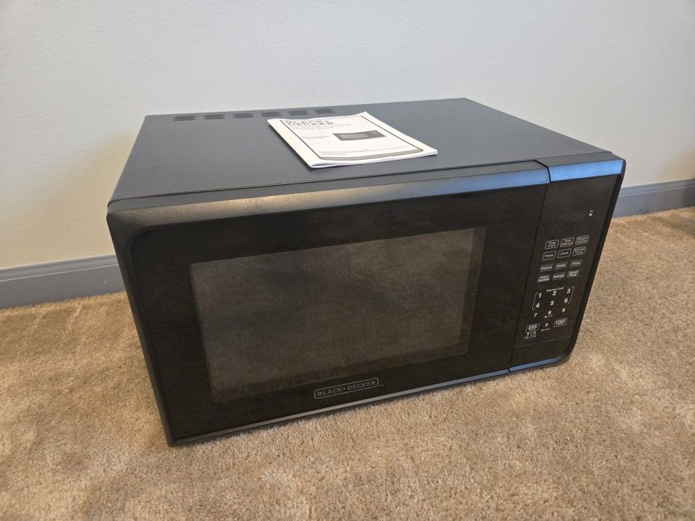 Black & Decker Microwave, 1.1 Cubic Feet, Like New