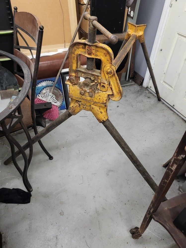 Ridgid 2 1/2" Standing Pipe Vise No. 16 With Stand Vice Tools Tool Shop Garage