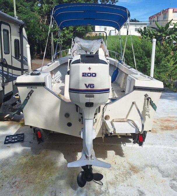 En Aguada PR. MayCraft 2300 200HP 23 pies con trailer $16,000.00 Solo Venta.