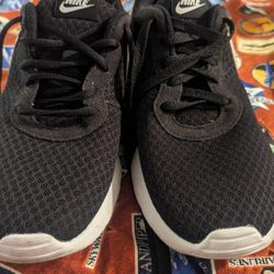 LIKE NEW WOMENS SIZE 9 NIKE TENNIS SHOES MAKE OFFER BLACK AND WHITE