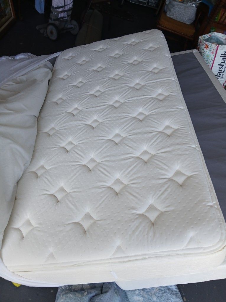 Super Comfortable Twin Size Pillow top Matress3