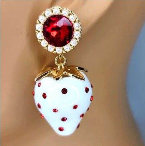 🆕️🏷 Betsey Johnson White Strawberry drop earrings