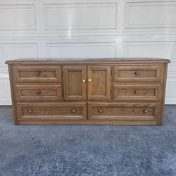 Dresser Thomasville Bureau Chest of 8 Drawers
