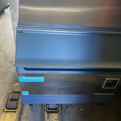 New blue air 250 pound undercounter icemaker