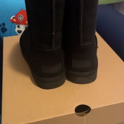 Size 6 Woman’s Uggs 