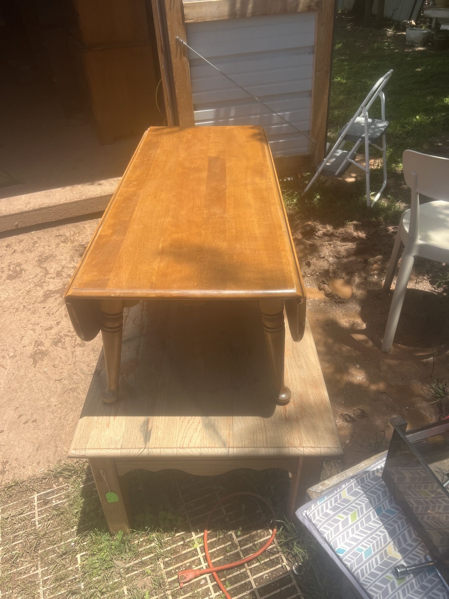 nice table its 15 inches tall 44 inches wide and 31 inches wide with the leaves out