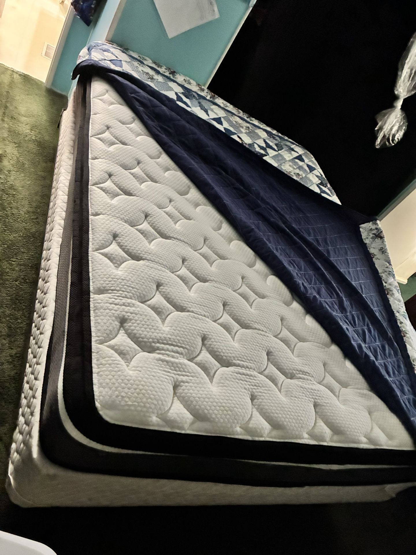 🥰$380-(firm on price) Beautiful queen size pillow top bed (mattress/box and Hollywood bed frame included) for just $380 (although I have many mattres