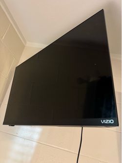 Vizio 27 inch tv like new bought 4 months ago comes with mount