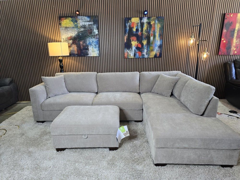 LIKE NEW - Thomasville Walsen Sectional with Storage Ottoman