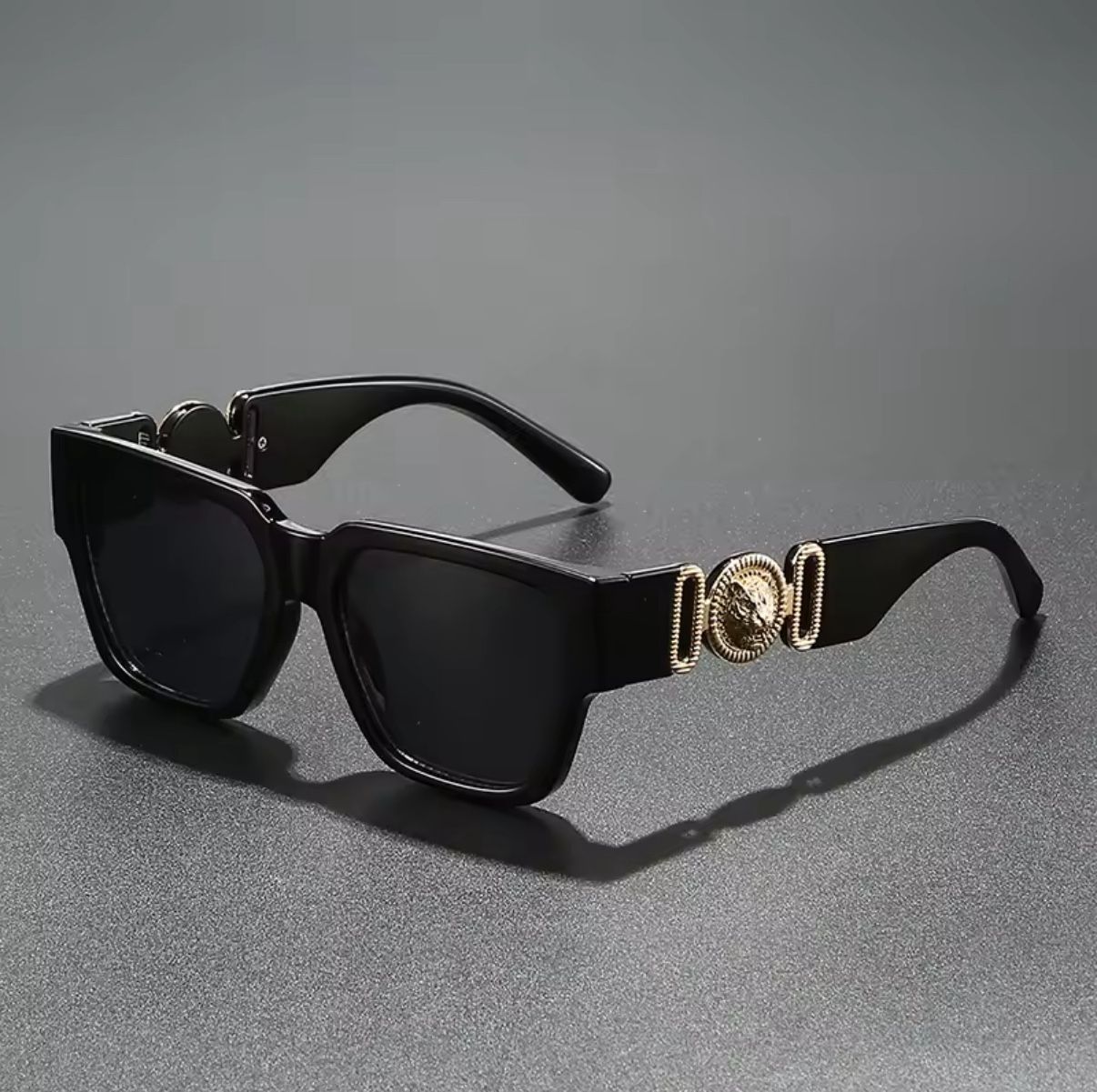 🕶️Black designer-style sunglasses