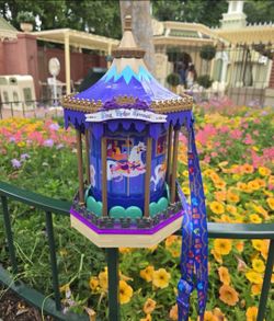 Magic Key-exclusive popcorn bucket King Arthur Carrousel (in hand)