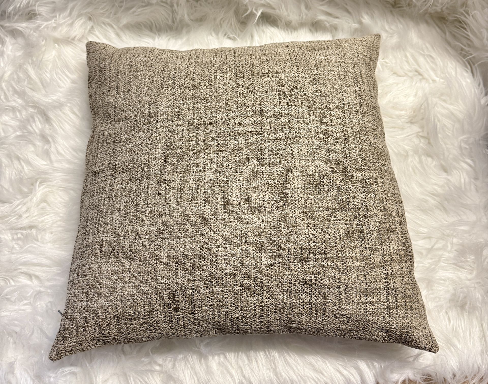 High quality durable throw pillow 18”x18” Pillow AND pillow insert