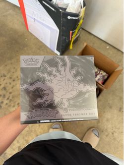Pokemon center pitch black elite trainer box