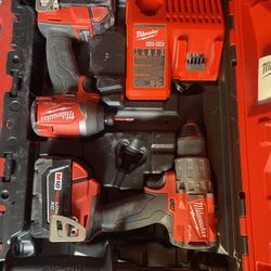 Milwaukee 18 V Cordless Hammer Drill/Impact Driver Kit