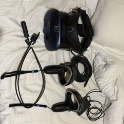 HTC Vive Cosmos w/ External Tracking Faceplate + Controllers – SteamVR Ready Great Condition
