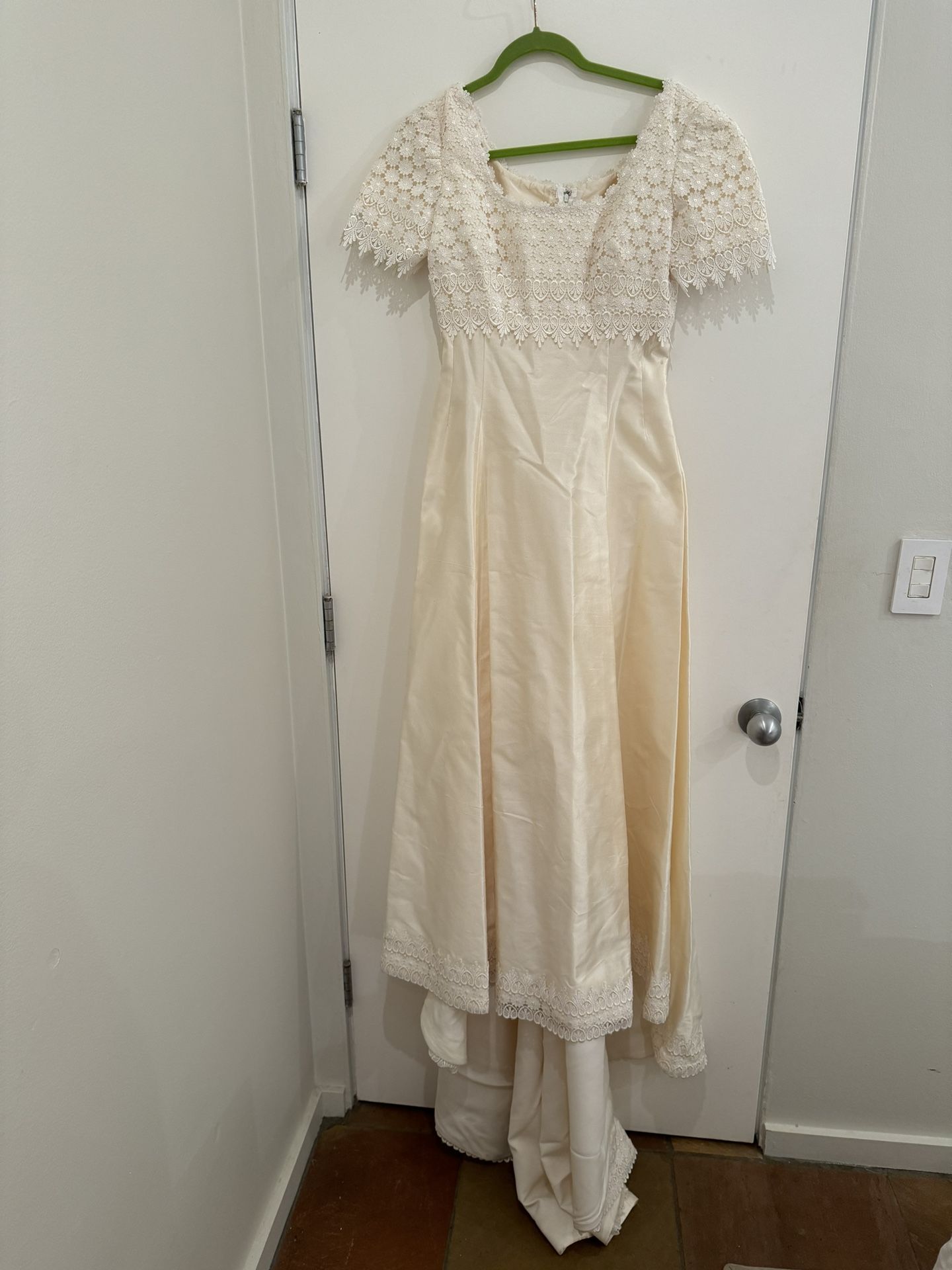 Stunning Vintage Wedding Dress. Fits Sizes 4-6.