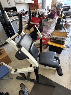 Plate-Loaded Seated Ab Crunch Machine