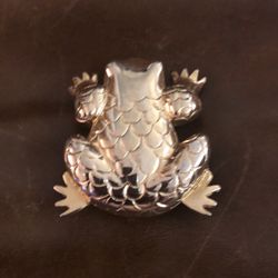 Gold tone frog collar scarf holder