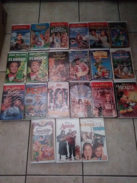 Disney VHS lot of 21 Darby O'Gill Swiss Family 20,000 Leagues Flubber Parent Trap Annie Snow White 101 Dalmatians