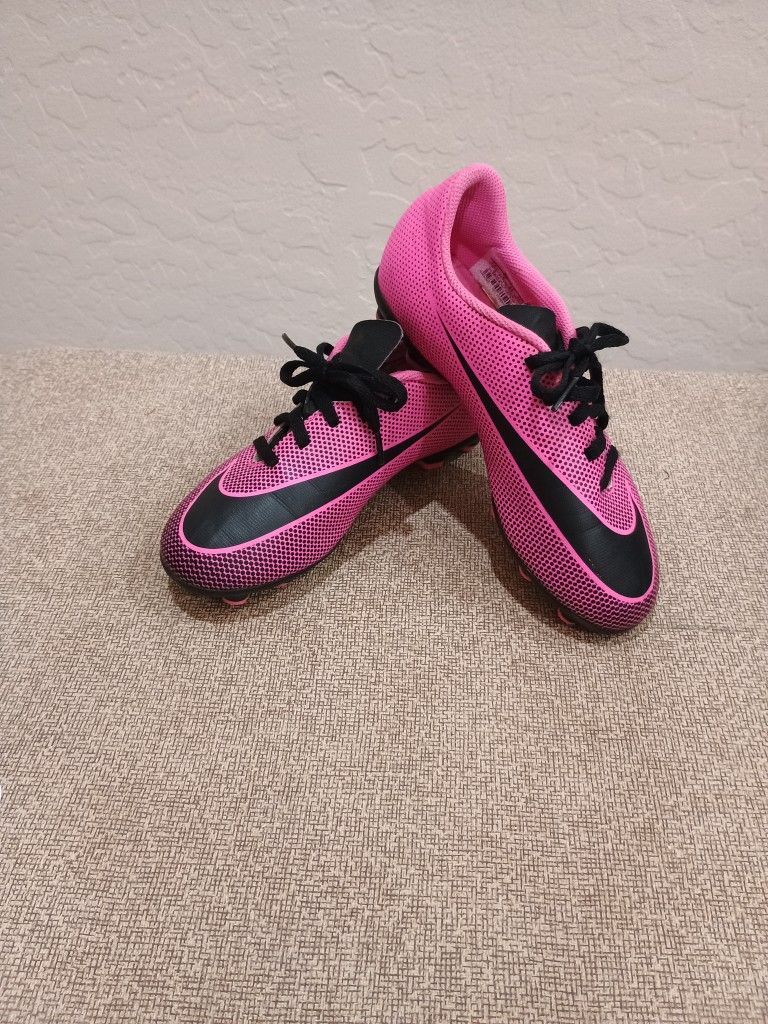 Kids (Size 2.5Y) Nike Soccer Cleats. Used. Deer Valley And 67th Avenue. 85310