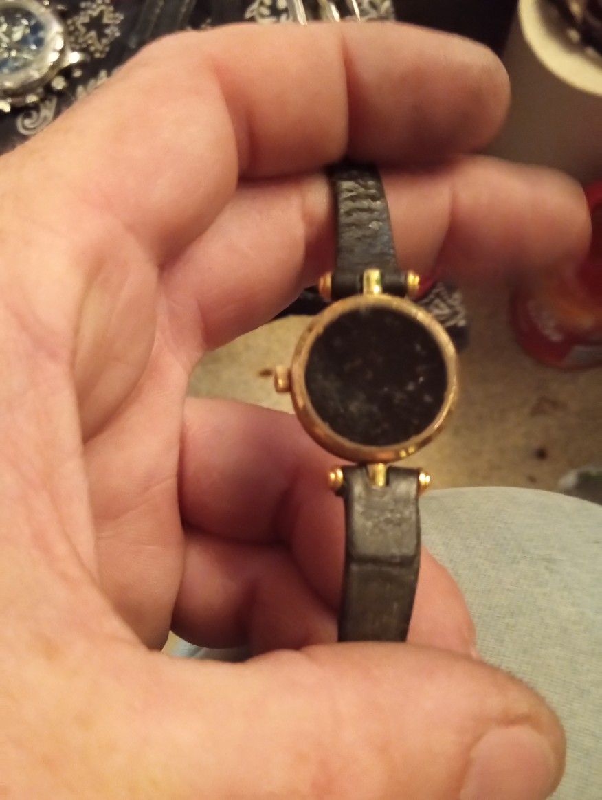 Gucci, Nixon, Seiko, And Have 20-100 Different Watches Some Is Parts Only Some Fully functional And Some Just Need New Bands Women And Mens Watches