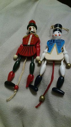 2 wooden pull figurines