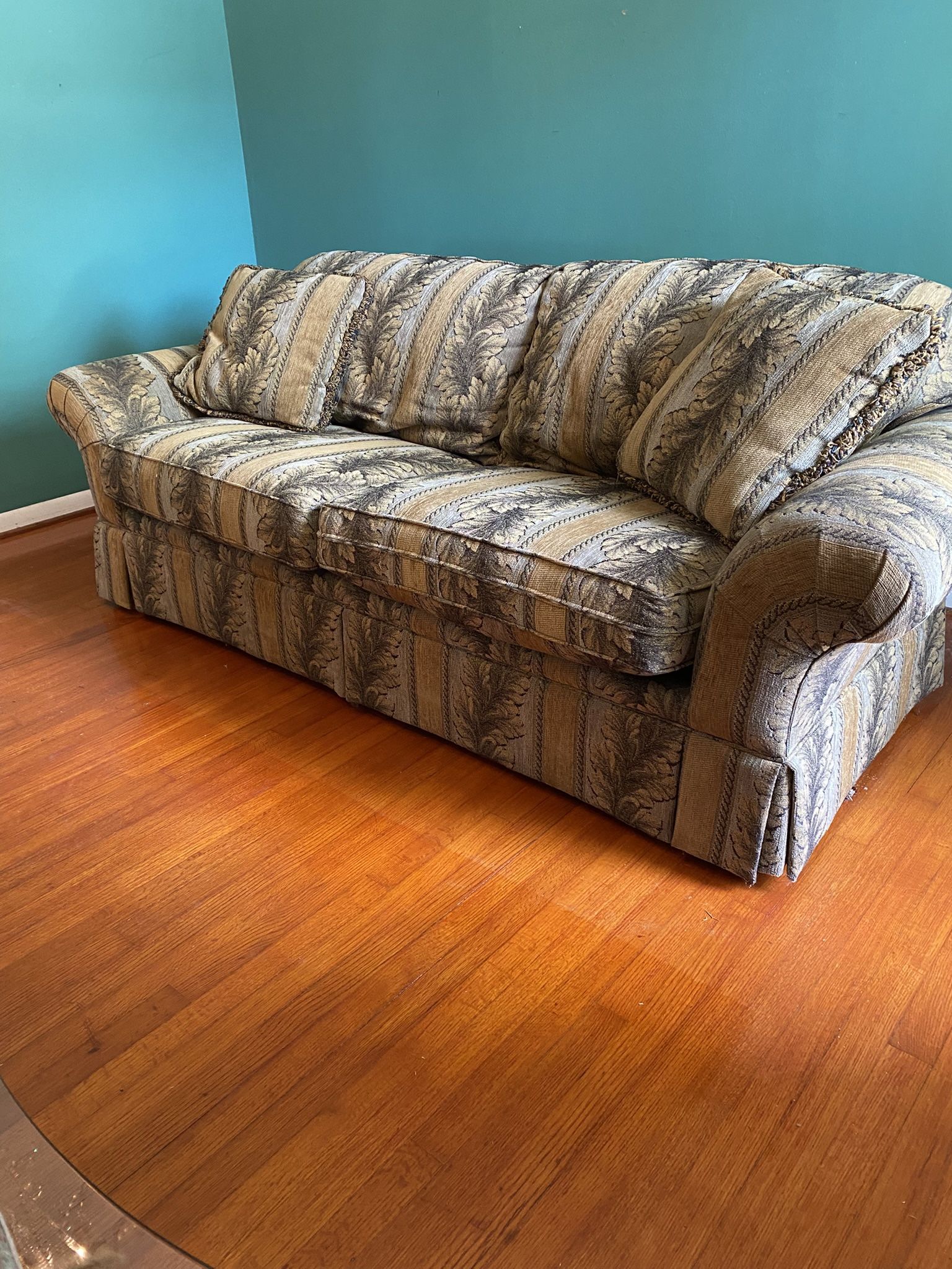 Traditional Pennsylvania House–Style Sofa – Excellent Condition