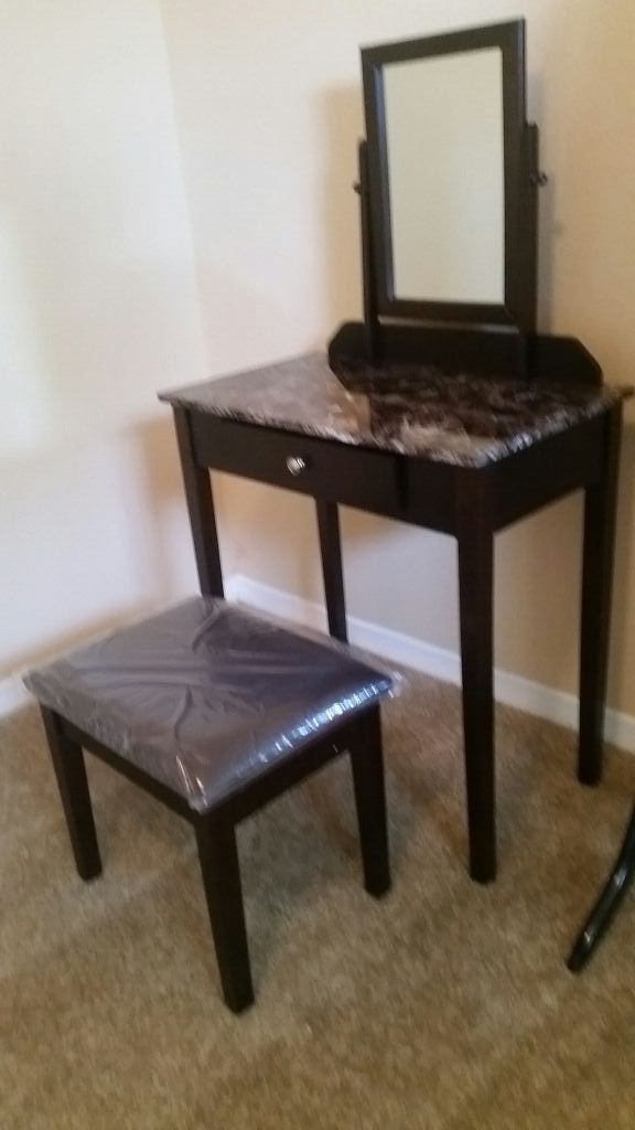 VANITY CON ESPEJO Y ASIENTO.