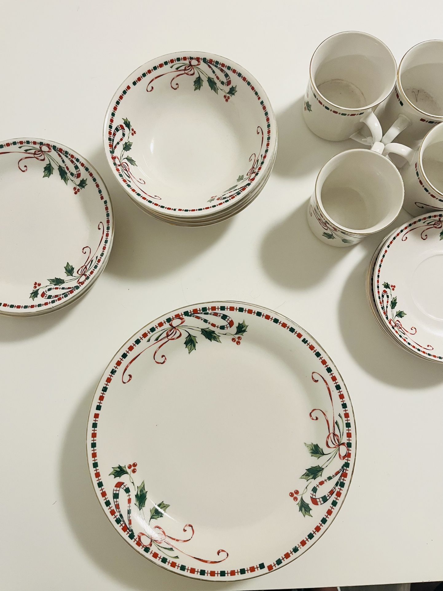 Christmas Dinnerware Set for Four